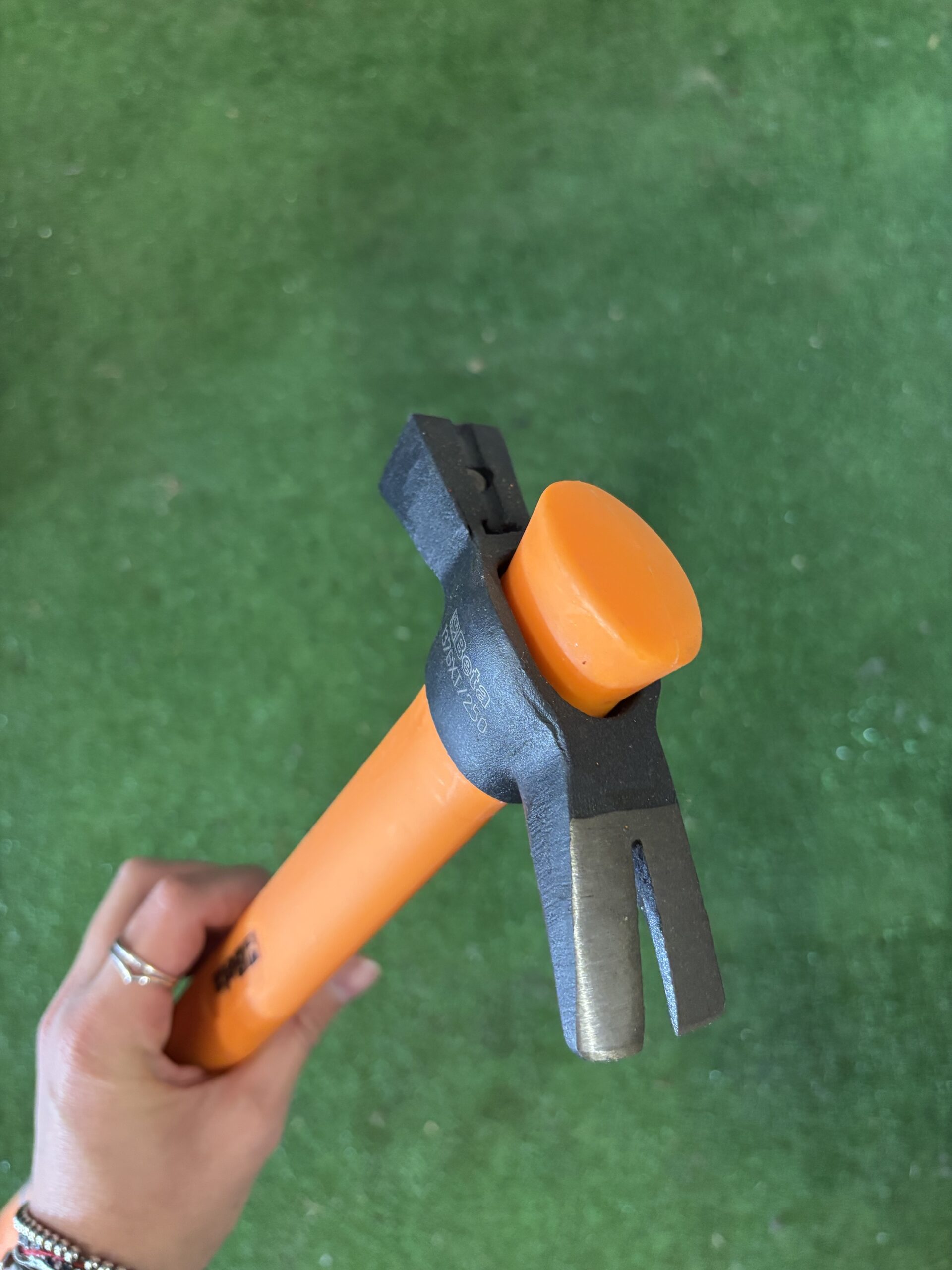 martello carpentiere beta massa in acciaio 250 GR con magnete ferma chiodo, manico in fibra cm 50 - immagine 4