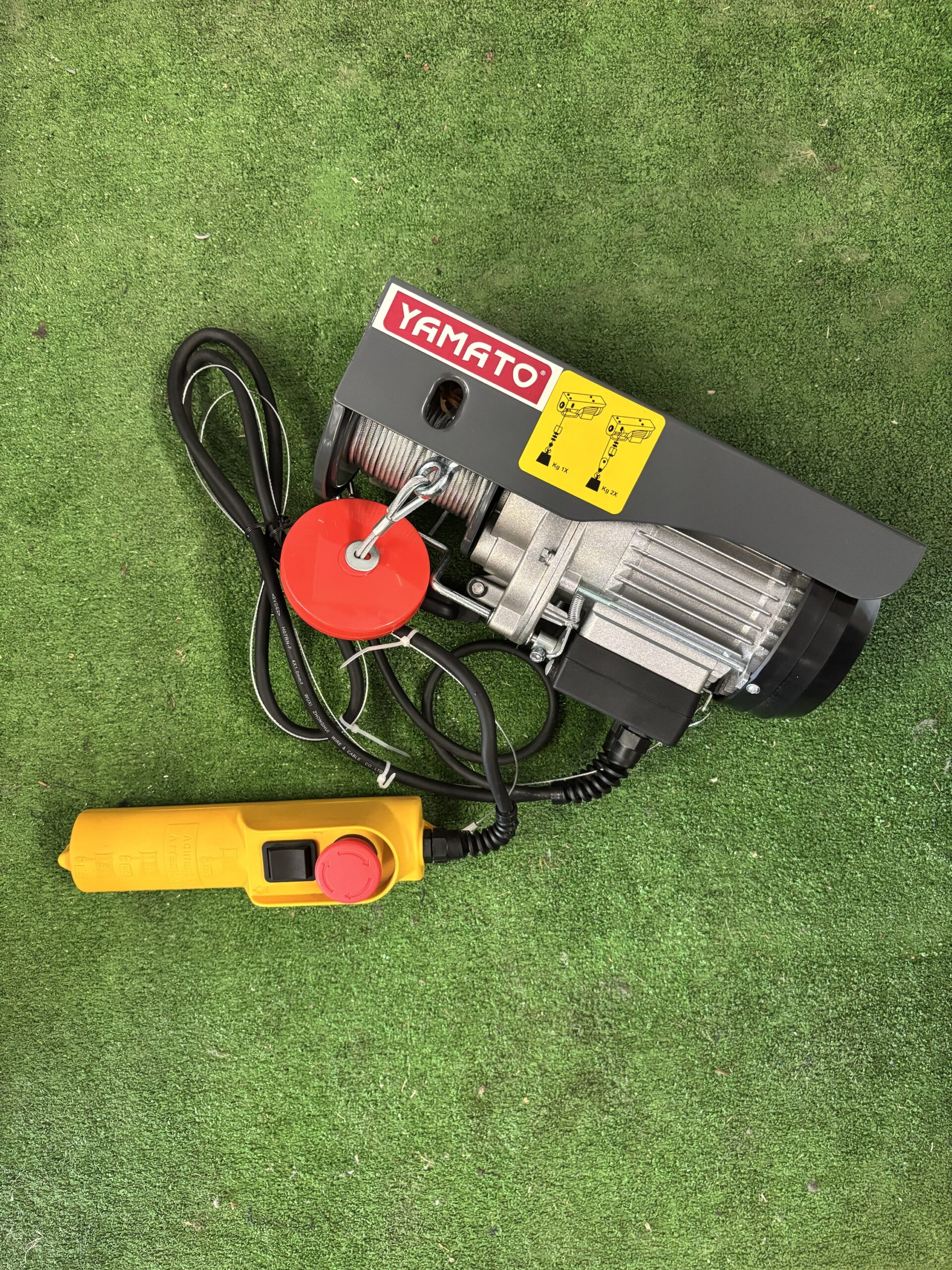 paranco elettrico a fune in acciaio per utilizzo privato con portata 125 kg a cavo singolo e 250 kg a cavo doppio, lunghezza cavo mt 18. velocità salita/discesa 10 mt/min