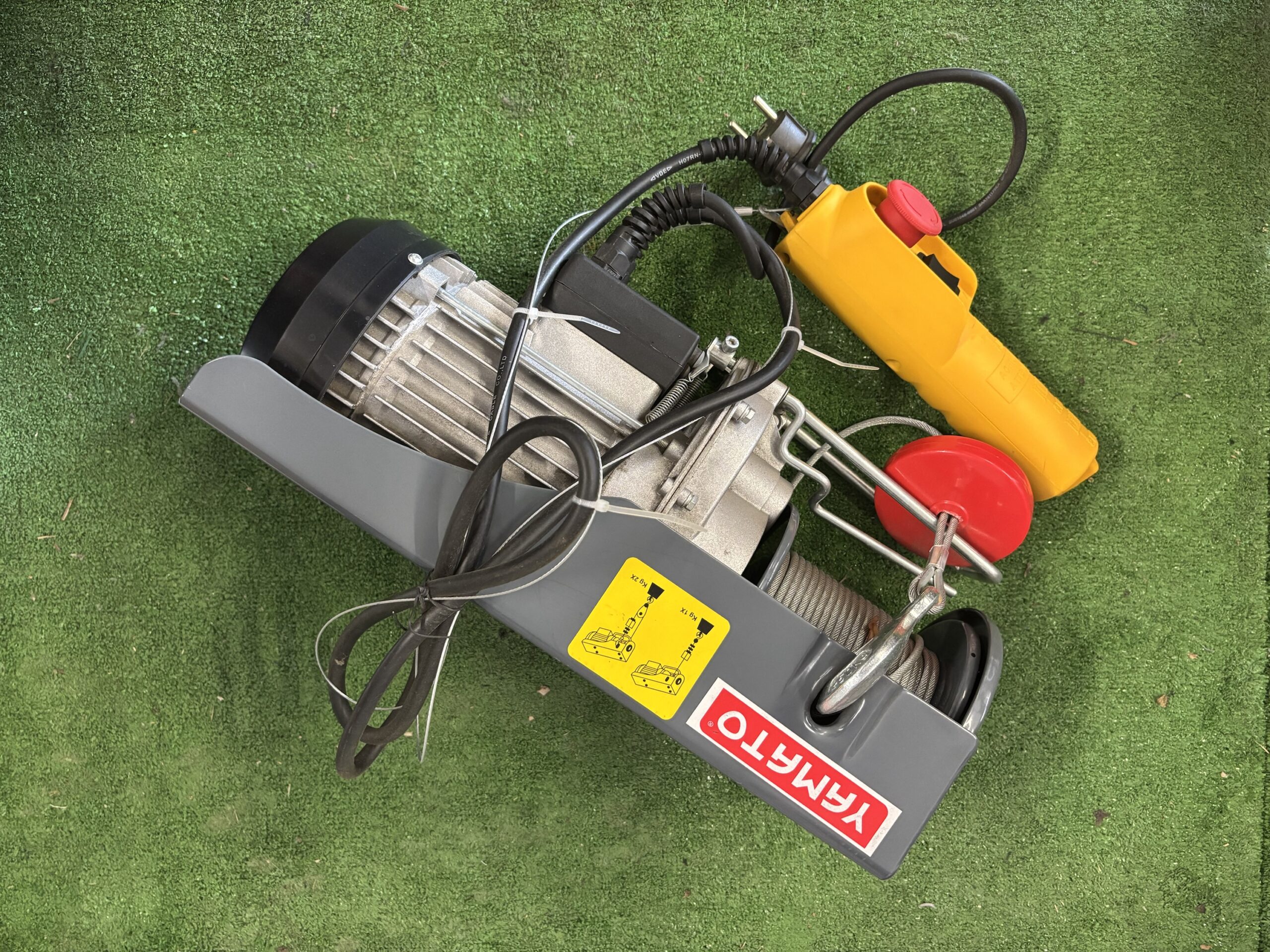 paranco elettrico a fune per utilizzo privato con portata 250 kg a cavo singolo e 500 kg a cavo doppio. lunghezza cavo mt 18, velocità salita/discesa 10mt/min