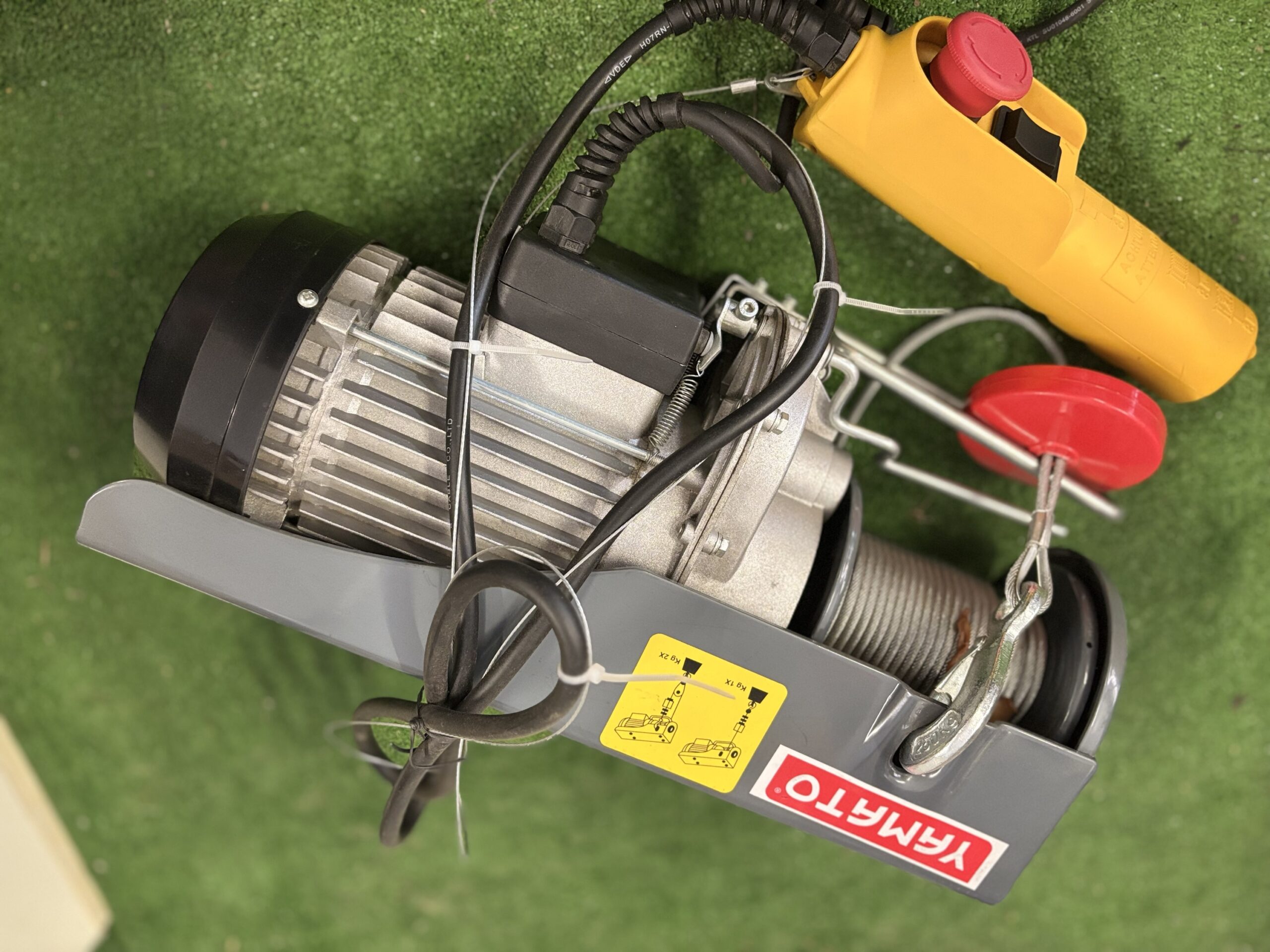 paranco elettrico a fune per utilizzo privato con portata 250 kg a cavo singolo e 500 kg a cavo doppio. lunghezza cavo mt 18, velocità salita/discesa 10mt/min - immagine 4