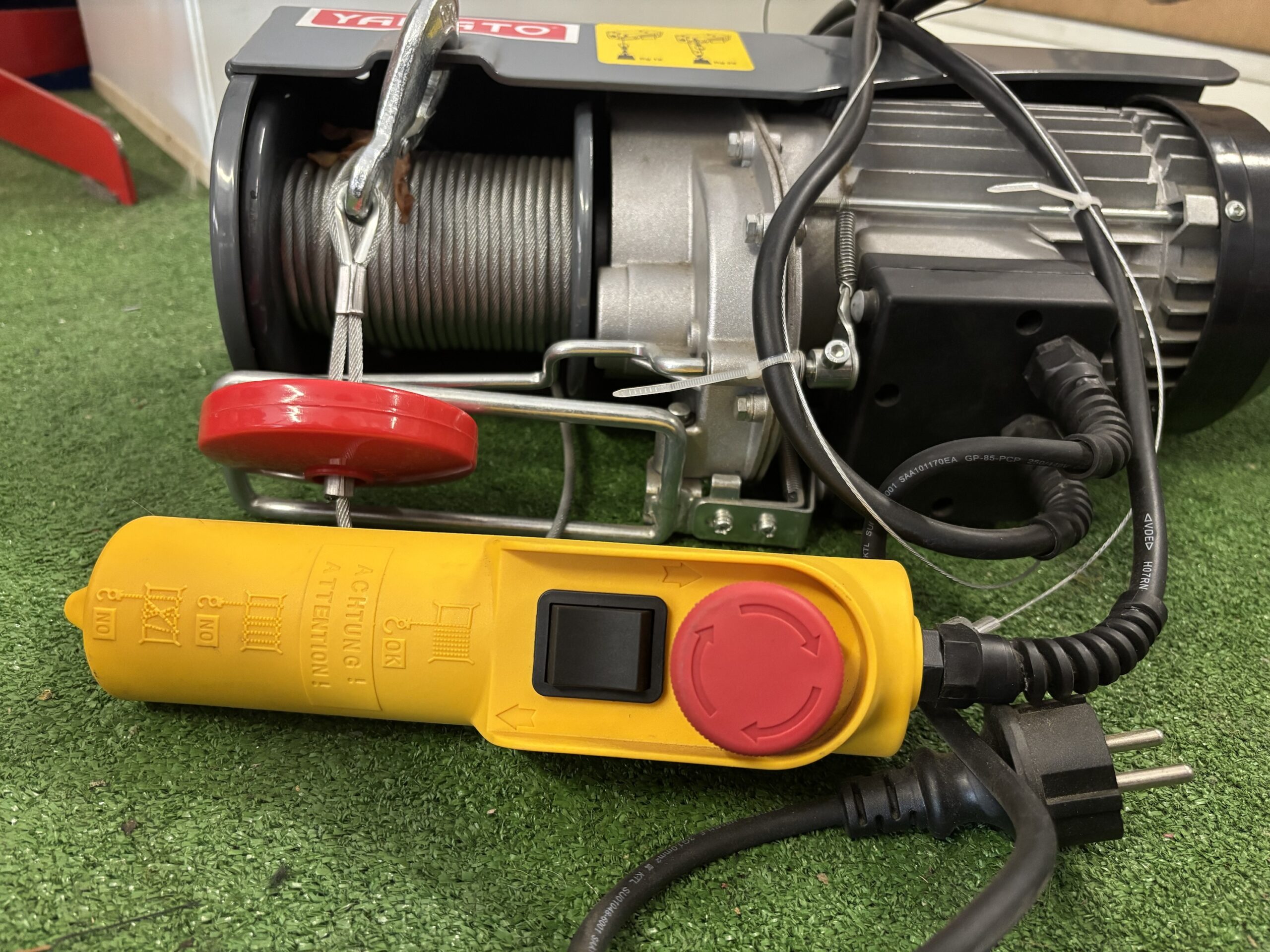 paranco elettrico a fune per utilizzo privato con portata 250 kg a cavo singolo e 500 kg a cavo doppio. lunghezza cavo mt 18, velocità salita/discesa 10mt/min - immagine 2
