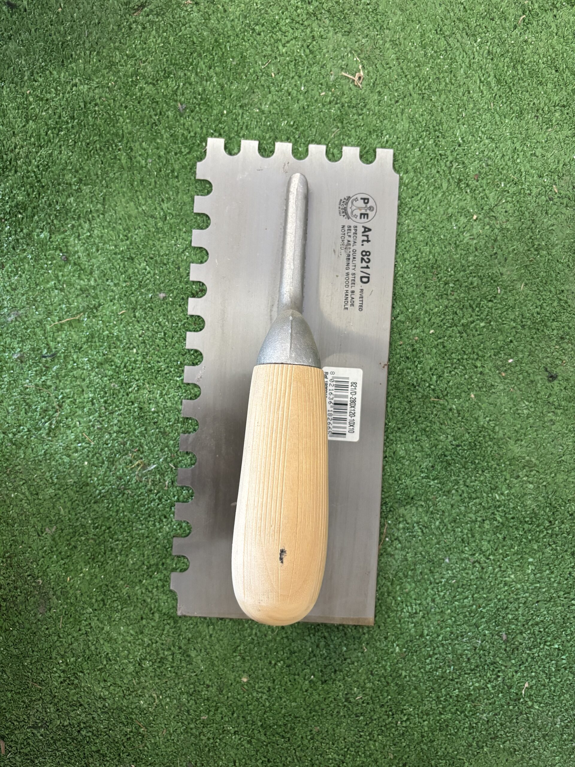 frattone rettangolare ditta Ancora, dentato 10 x 10 mm, lama in acciaio 280 x 120 mm con forcella in alluminio manico in legno - immagine 4