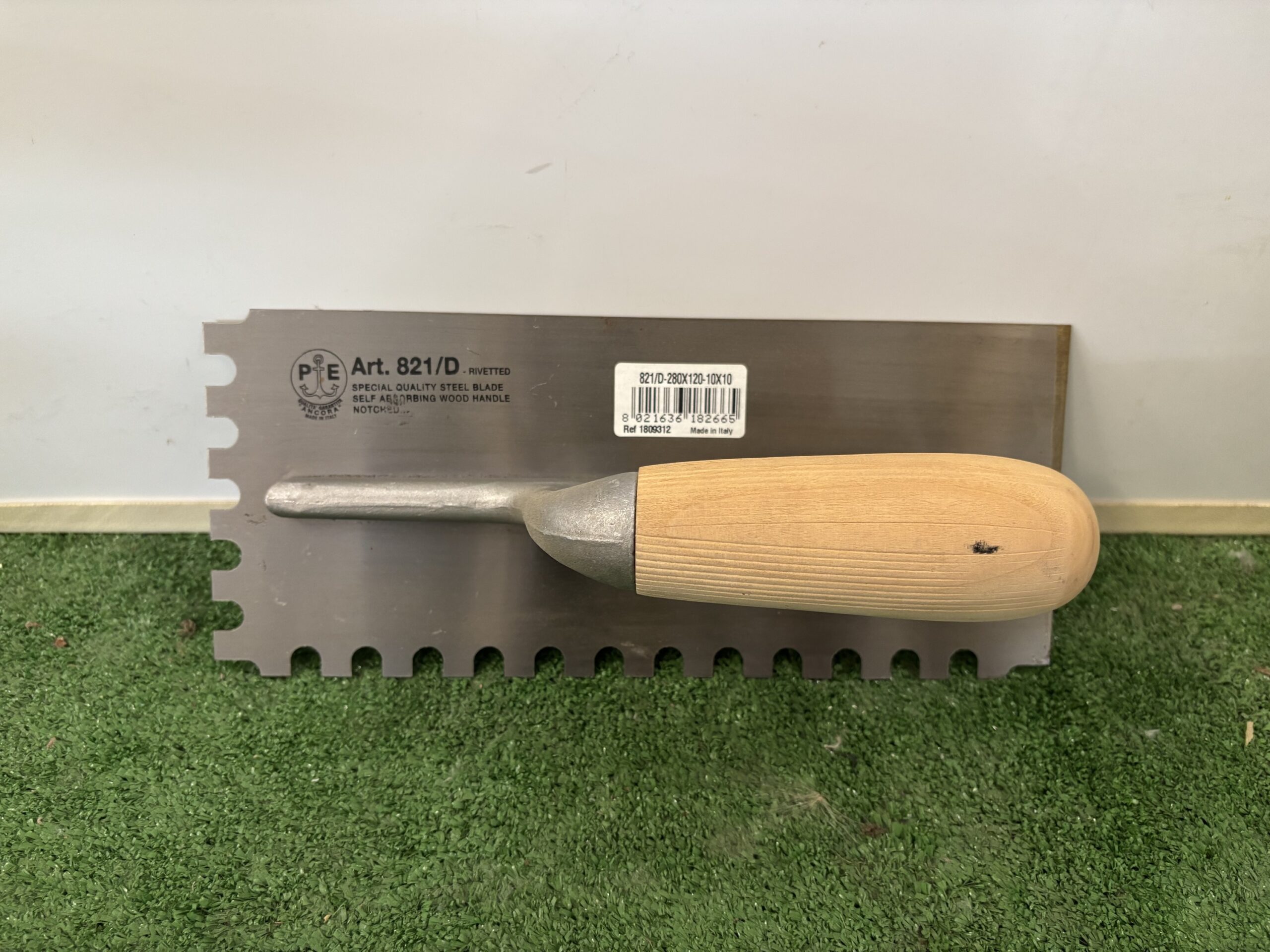 frattone rettangolare ditta Ancora, dentato 10 x 10 mm, lama in acciaio 280 x 120 mm con forcella in alluminio manico in legno - immagine 3