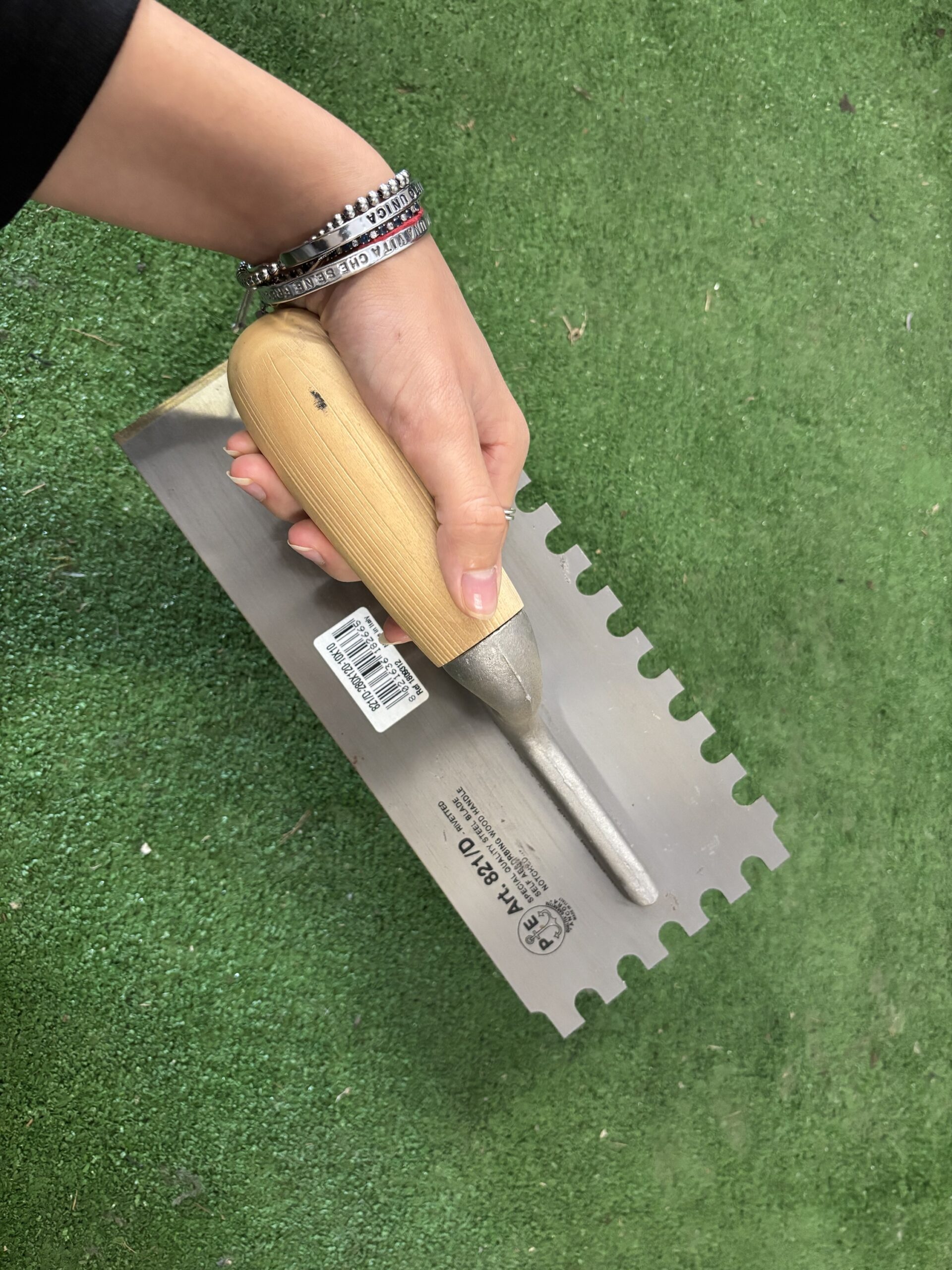 frattone rettangolare ditta Ancora, dentato 10 x 10 mm, lama in acciaio 280 x 120 mm con forcella in alluminio manico in legno - immagine 2