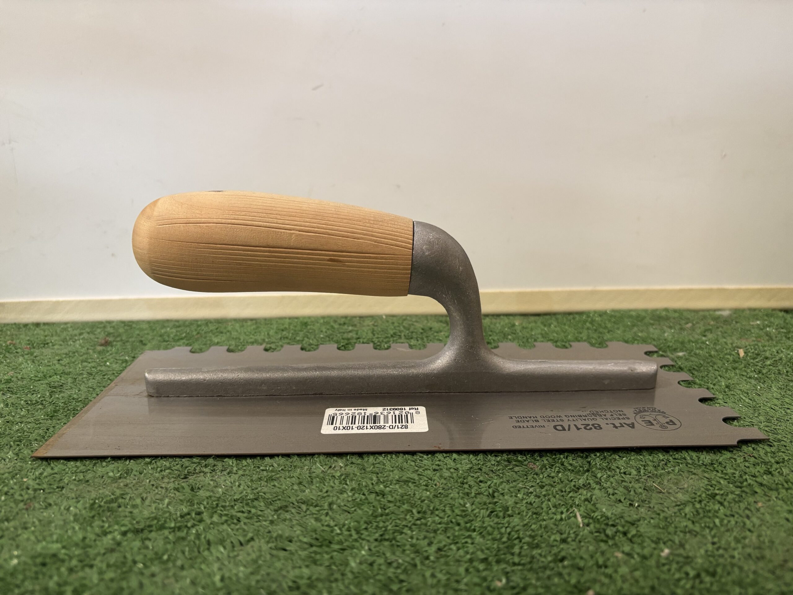 frattone rettangolare ditta Ancora, dentato 10 x 10 mm, lama in acciaio 280 x 120 mm con forcella in alluminio manico in legno